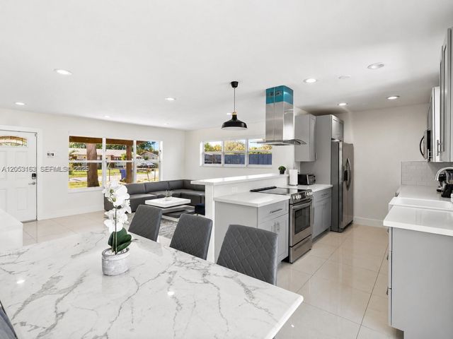 6441 Meade St, Hollywood, FL 33024