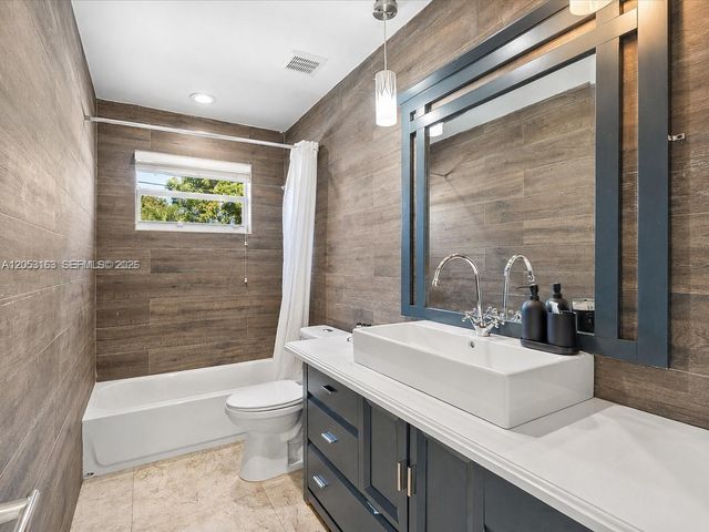 6441 Meade St, Hollywood, FL 33024
