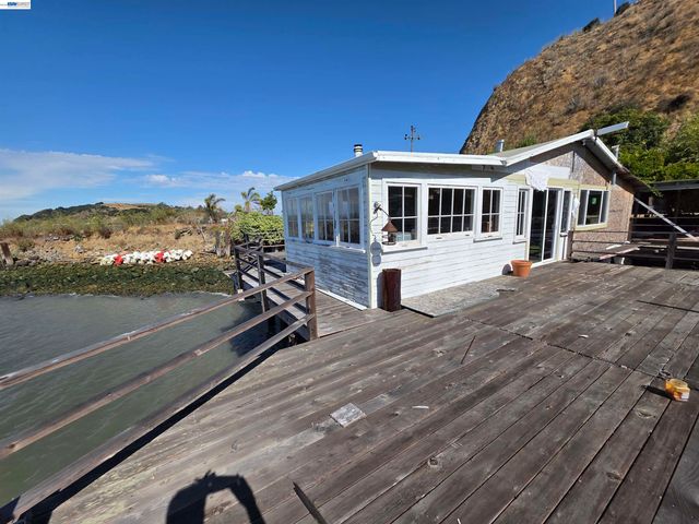 40 Sandy Beach Rd, Vallejo, CA 94590
