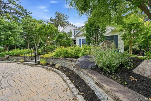 6 Thunder Road, Miller Place, NY 11764
