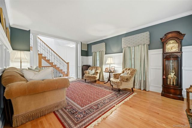 6 Thunder Road, Miller Place, NY 11764