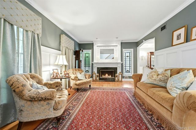 6 Thunder Road, Miller Place, NY 11764