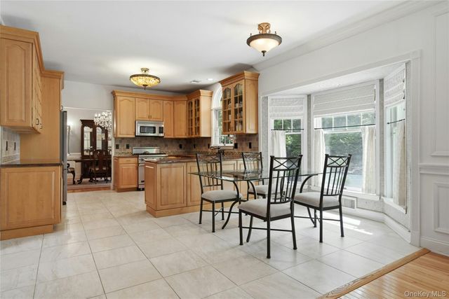 6 Thunder Road, Miller Place, NY 11764