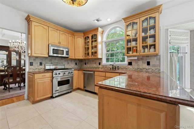 6 Thunder Road, Miller Place, NY 11764