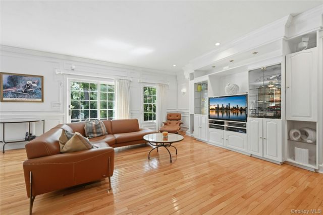 6 Thunder Road, Miller Place, NY 11764