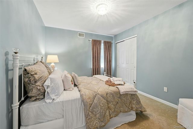 6 Thunder Road, Miller Place, NY 11764