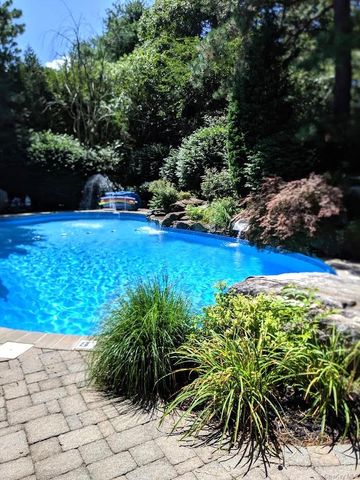 6 Thunder Road, Miller Place, NY 11764