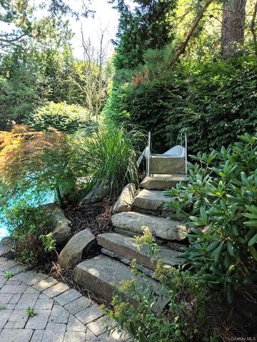 6 Thunder Road, Miller Place, NY 11764
