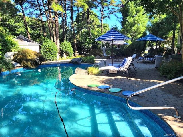 6 Thunder Road, Miller Place, NY 11764