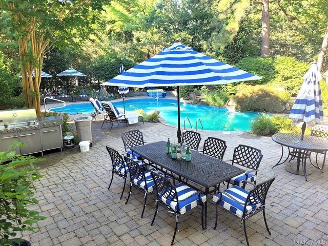 6 Thunder Road, Miller Place, NY 11764
