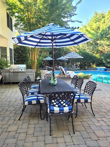 6 Thunder Road, Miller Place, NY 11764