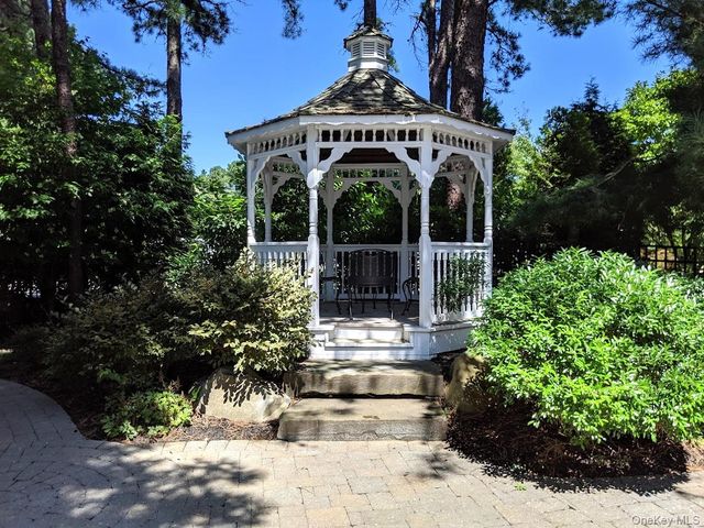 6 Thunder Road, Miller Place, NY 11764