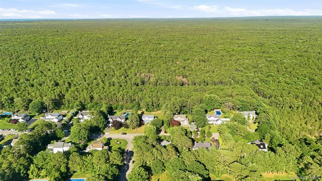 6 Thunder Road, Miller Place, NY 11764