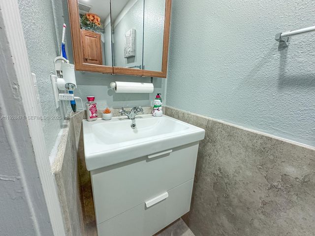 2216 W 53rd Pl 2216, Hialeah, FL 33016