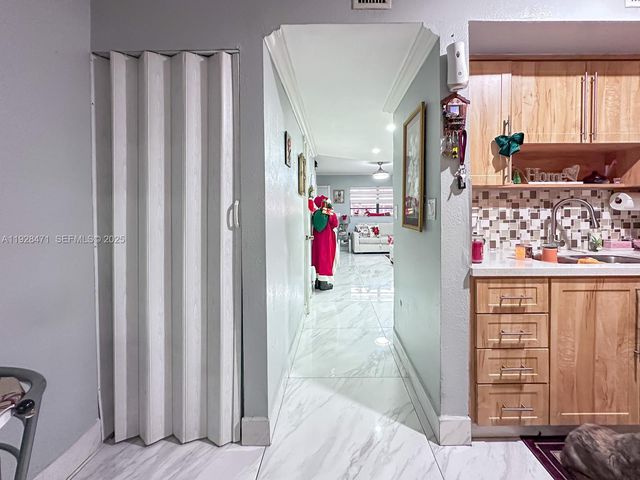 2216 W 53rd Pl 2216, Hialeah, FL 33016