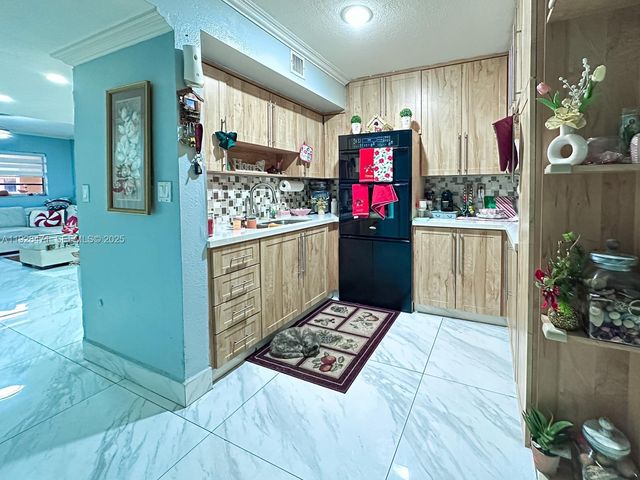 2216 W 53rd Pl 2216, Hialeah, FL 33016