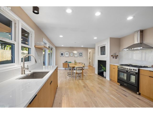 2250 Sw BURBANK Ave, Portland, OR 97225