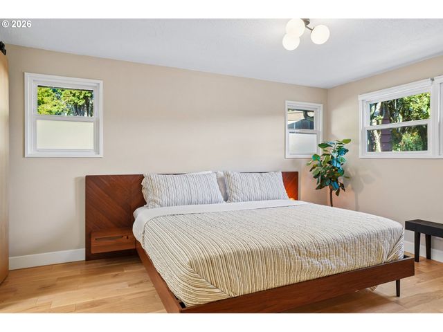 2250 Sw BURBANK Ave, Portland, OR 97225