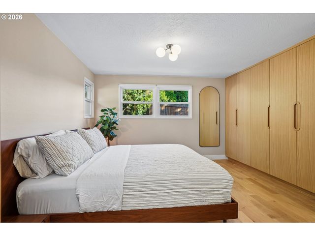 2250 Sw BURBANK Ave, Portland, OR 97225