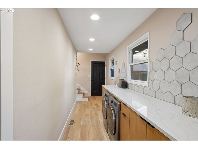 2250 Sw BURBANK Ave, Portland, OR 97225