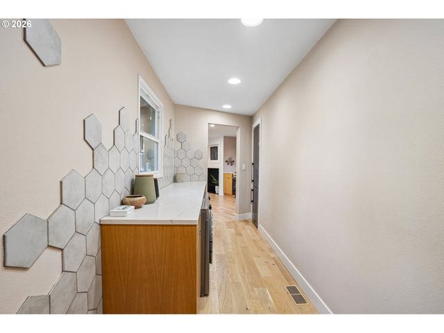 2250 Sw BURBANK Ave, Portland, OR 97225