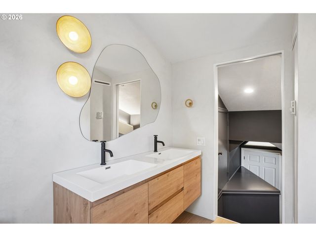 2250 Sw BURBANK Ave, Portland, OR 97225
