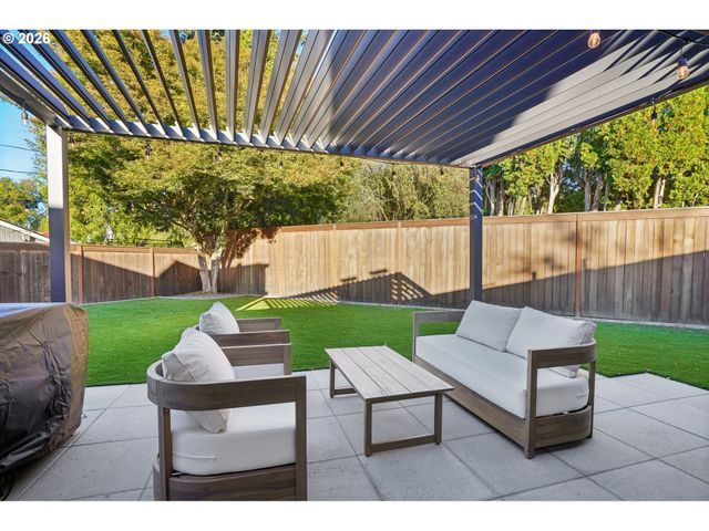 2250 Sw BURBANK Ave, Portland, OR 97225
