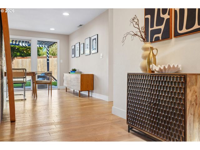 2250 Sw BURBANK Ave, Portland, OR 97225