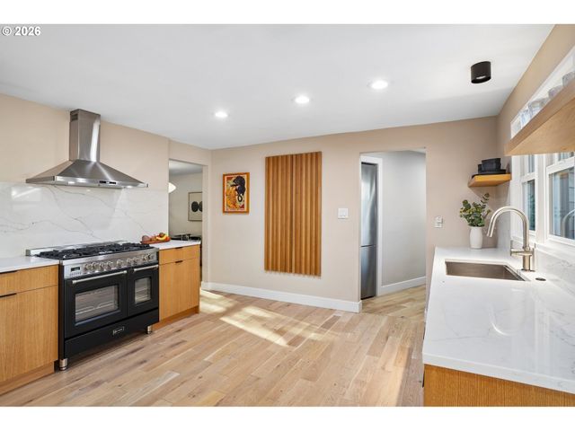 2250 Sw BURBANK Ave, Portland, OR 97225