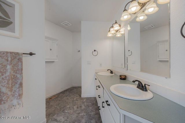 3061 E Lake Forest Dr, Hayden Lake, ID 83835