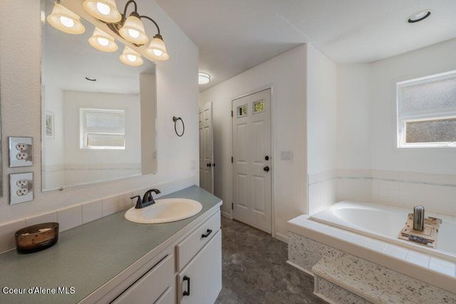 3061 E Lake Forest Dr, Hayden Lake, ID 83835