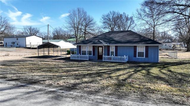 302 E Street, Creighton, MO 64739