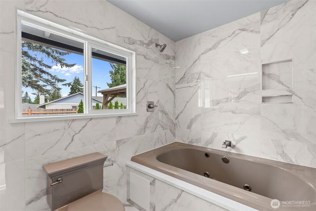 5801 214th St SW, Mountlake Terrace, WA 98043