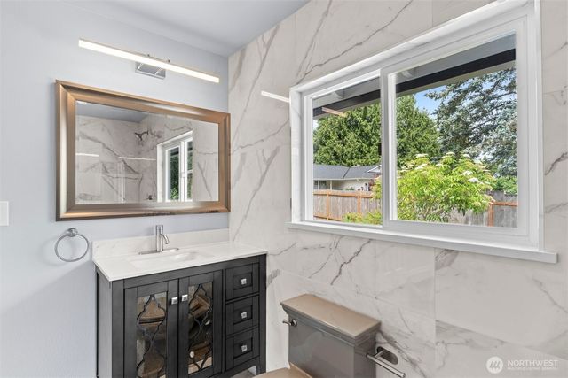 5801 214th St SW, Mountlake Terrace, WA 98043