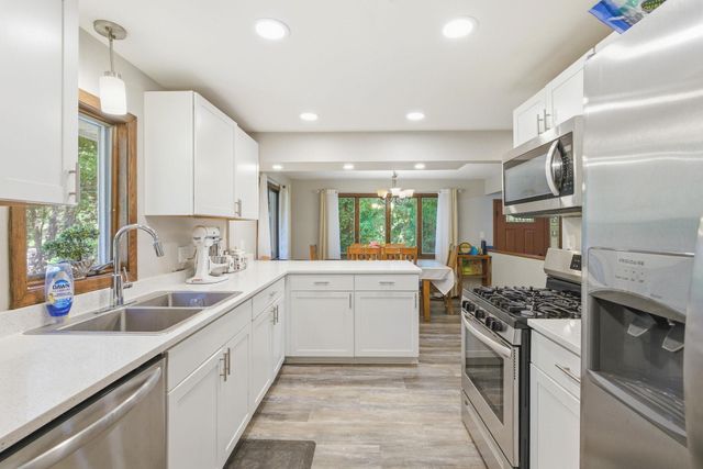 1122 County Road C E, Maplewood, MN 55109