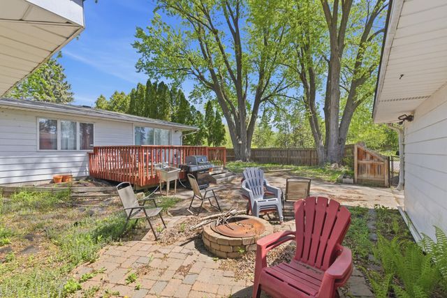 1122 County Road C E, Maplewood, MN 55109