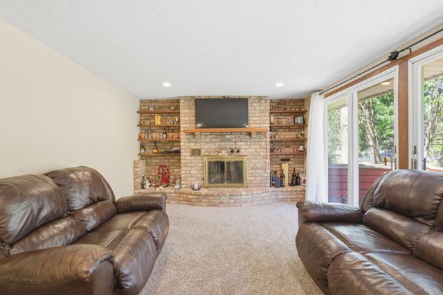 1122 County Road C E, Maplewood, MN 55109