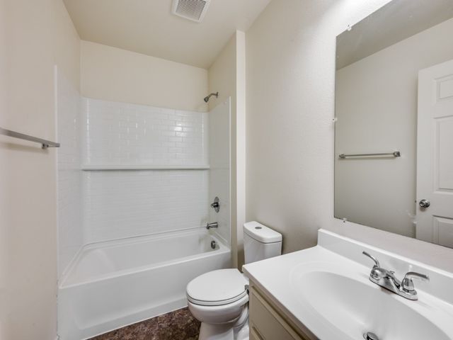 913 E Davis Avenue, Fort Worth, TX 76104