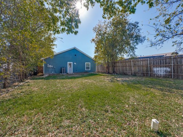 913 E Davis Avenue, Fort Worth, TX 76104