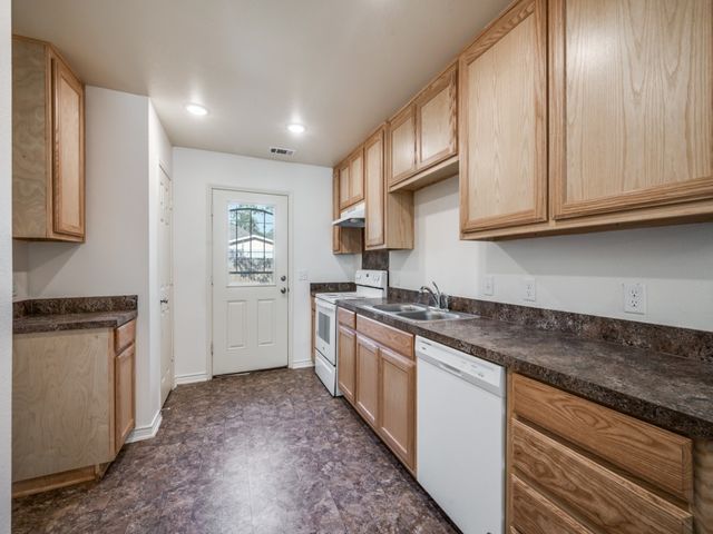 913 E Davis Avenue, Fort Worth, TX 76104