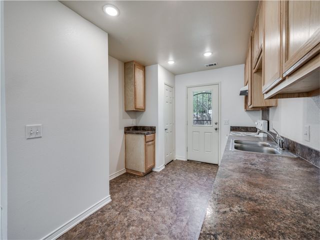 913 E Davis Avenue, Fort Worth, TX 76104