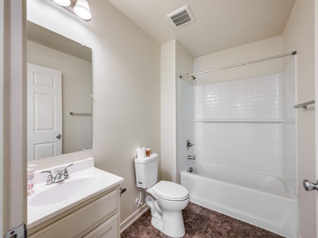 913 E Davis Avenue, Fort Worth, TX 76104