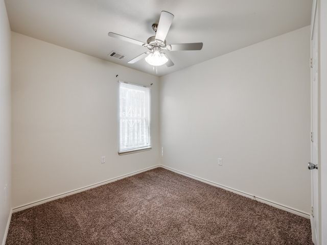 913 E Davis Avenue, Fort Worth, TX 76104