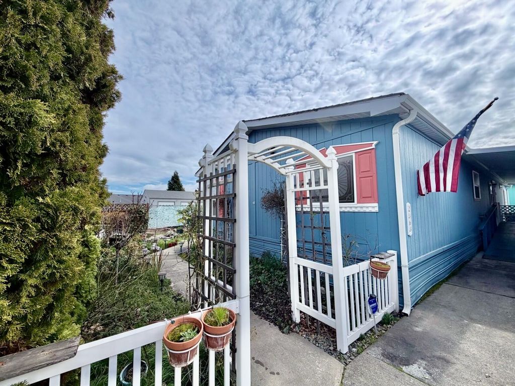 2363 Pine Court, Grants Pass, OR 97527