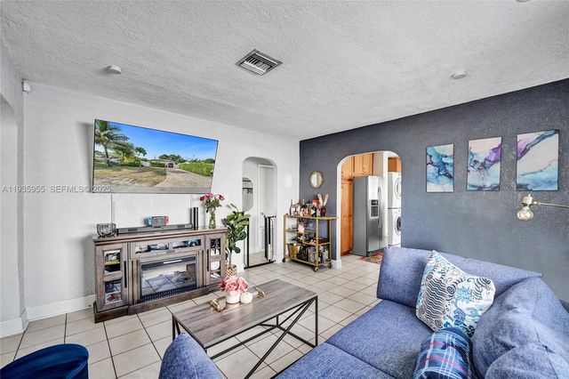 2826 Dewey St, Hollywood, FL 33020