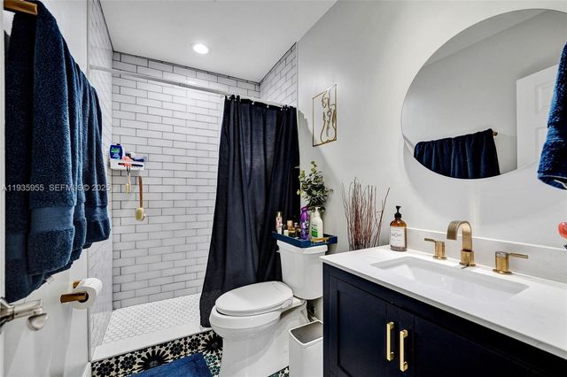 2826 Dewey St, Hollywood, FL 33020