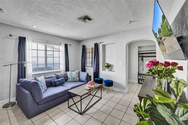 2826 Dewey St, Hollywood, FL 33020