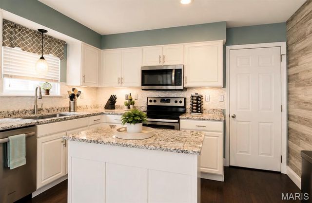 5718 Briarwood Estates Drive, Oakville, MO 63129