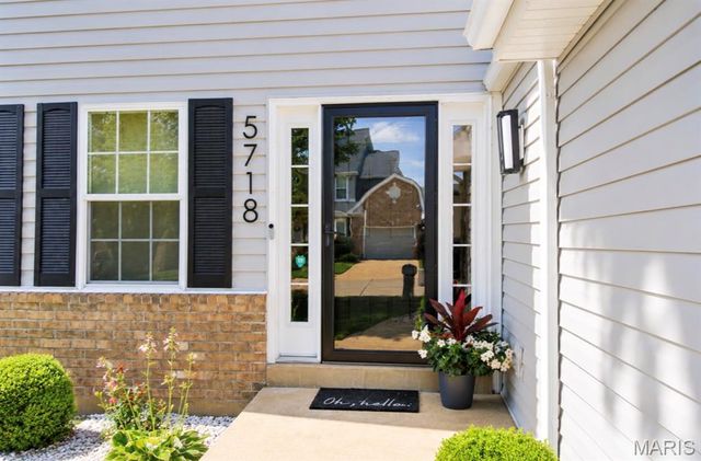 5718 Briarwood Estates Drive, Oakville, MO 63129