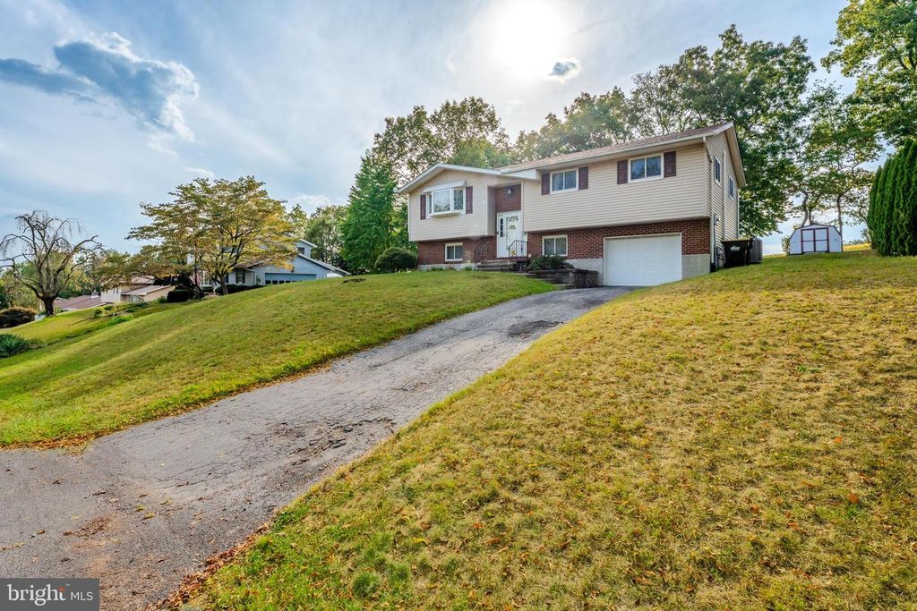 6848 MILL CREEK RD, Slatington, PA 18080